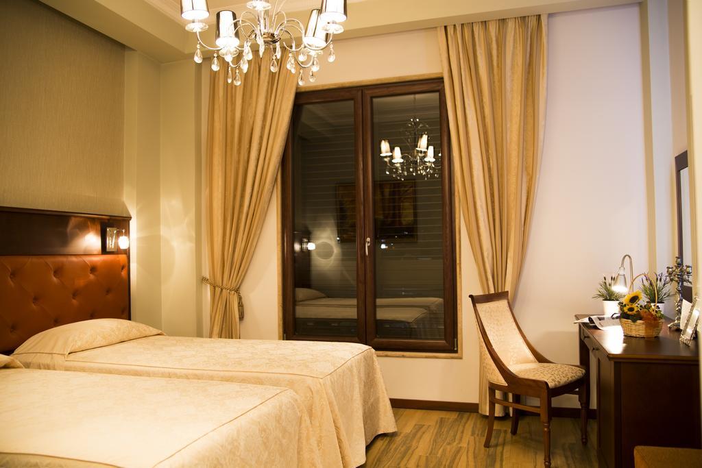 Oxford Hotel Tiranë Phòng bức ảnh